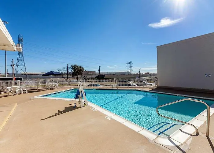 6 Worth Stockyards Hotel 2*
