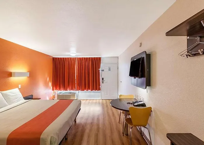 Hotel 6 Worth Stockyards 2*