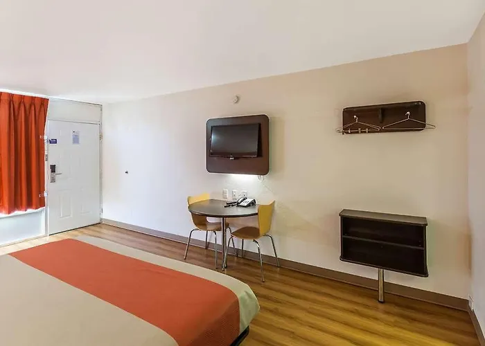 6 Worth Stockyards Hotel 2*