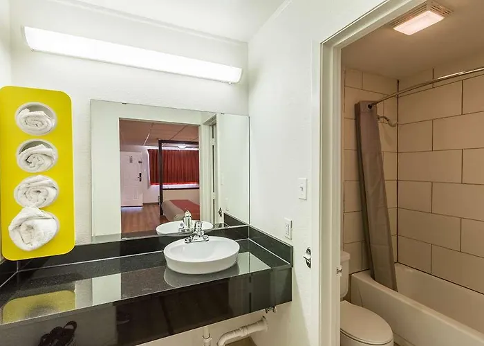 6 Worth Stockyards Hotel 2*